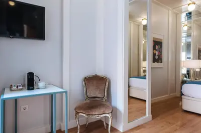 Una televisión o centro de entretenimiento en Hommyhome Regina - Metropol