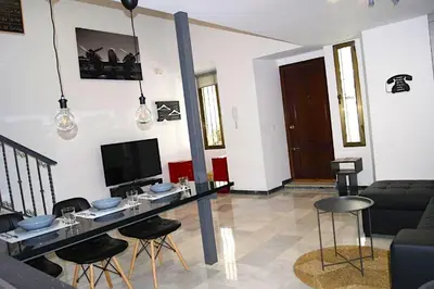 Una televisión o centro de entretenimiento en Fabuloso Loft en Centro Histórico de Córdoba con Parking bajo reserva Tendillas Mezquita-Catedral