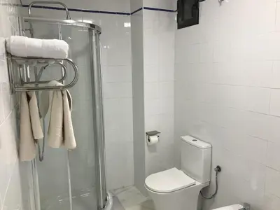 Un baño de 1.1 Apartamentos Arguiñan