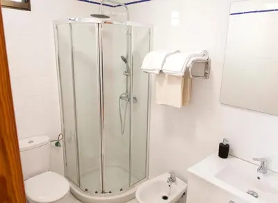 Un baño de 1.1 Apartamentos Arguiñan