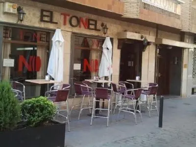 Un restaurante o sitio para comer en Apartment Lucena Center Atico Parking Gratis