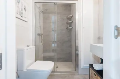 Un baño de Panther Home Alameda II