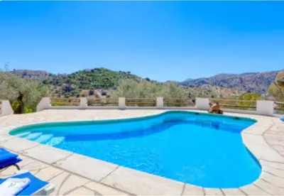 Piscina en o cerca de Cortijo Cuscurro