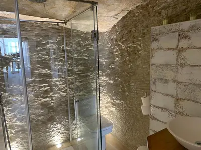 Un baño de Casa Cueva El Puente