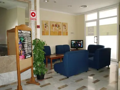 Una televisión o centro de entretenimiento en Hotel Al-Yussana