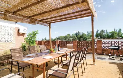 Un balcón o terraza de 3 Bedroom Awesome Home In Hornachuelos