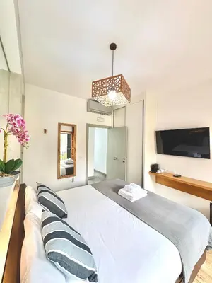 Una televisión o centro de entretenimiento en Unique House - Private SPA&Pool -StayInSeville