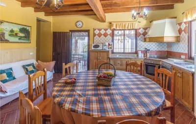 Una cocina o zona de cocina en Pet Friendly Home In Periana