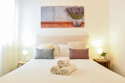 Cama o camas de una habitación en Alohamundi San Leandro