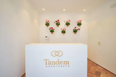 Certificado, premio, señal o documento que está expuesto en Tandem El Patio