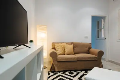 Una televisión o centro de entretenimiento en Holi-Rent Lanza