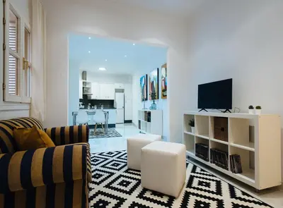 Una televisión o centro de entretenimiento en Holi-Rent Lanza