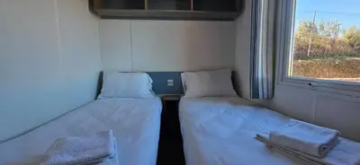 Cama o camas de una habitación en LAS CABAÑAS DEL LAGO En temporada incluye acceso piscina Las 2 columnas!