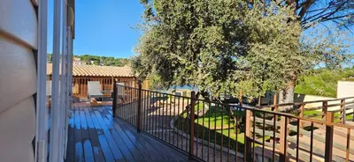 Un balcón o terraza de LAS CABAÑAS DEL LAGO En temporada incluye acceso piscina Las 2 columnas!