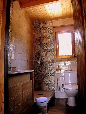 Un baño de LAS CABAÑAS DEL LAGO En temporada incluye acceso piscina Las 2 columnas!
