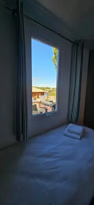 Cama o camas de una habitación en LAS CABAÑAS DEL LAGO En temporada incluye acceso piscina Las 2 columnas!