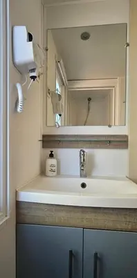 Un baño de LAS CABAÑAS DEL LAGO En temporada incluye acceso piscina Las 2 columnas!