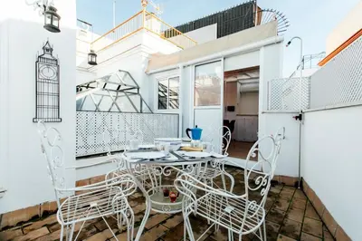 Un balcón o terraza de Bright Duplex W/ Terrace