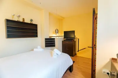 Cama o camas de una habitación en Bright Duplex W/ Terrace