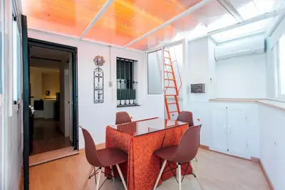 Zona de estar de Bright Duplex W/ Terrace