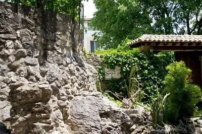 Jardín al aire libre en Hostal Caseria San José de Hutar