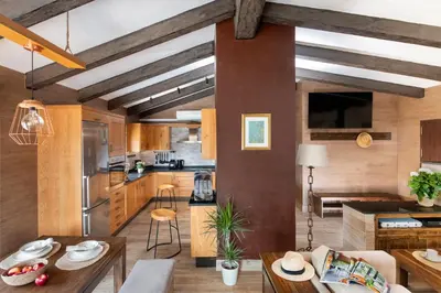 Una cocina o zona de cocina en Casa Rural con skatepark y piscina 