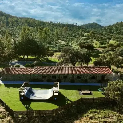 Casa Rural con skatepark y piscina 