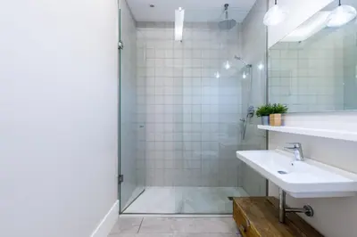 Un baño de AoA Green Gardens Suites