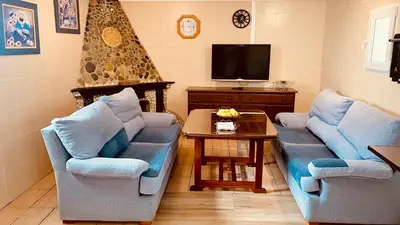 Una televisión o centro de entretenimiento en Casa Rural Inés cerca del Caminito del Rey