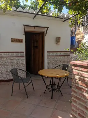 Un patio o zona al aire libre en Bonita casa con vistas El Chorro
