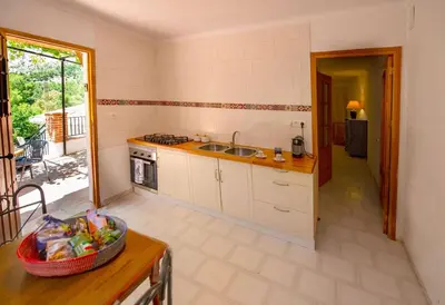 Una cocina o zona de cocina en Bonita casa con vistas El Chorro
