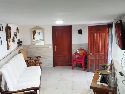 Una televisión o centro de entretenimiento en San José