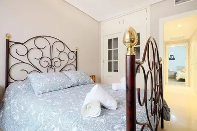 Cama o camas de una habitación en Duque de Hornachuelos, parking en pleno centro