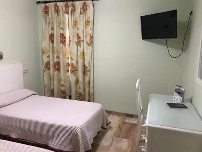 Una televisión o centro de entretenimiento en Hostal Rio de Oro