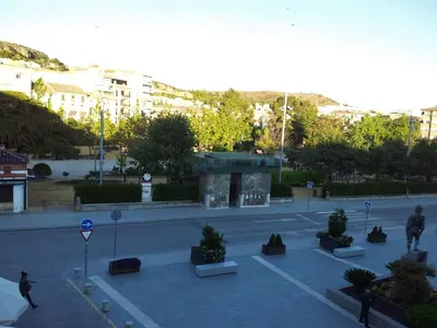 Edificio en el que se encuentra el hostal o pensión