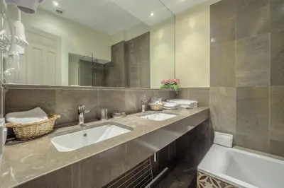 Un baño de ApartaSuites Alberca Deluxe