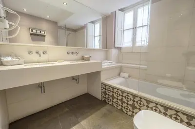 Un baño de ApartaSuites Alberca Deluxe