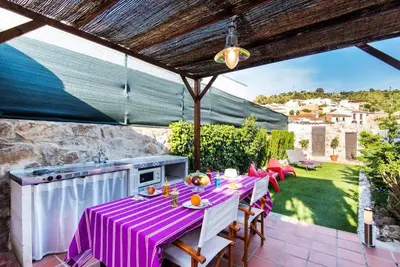 Un balcón o terraza de Charming villa with private pool in Riogordo