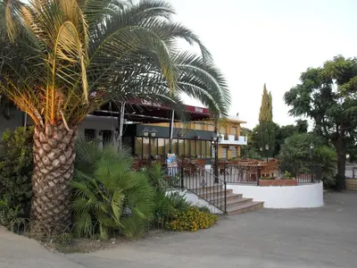 Edificio en el que se encuentra el hostal o pensión