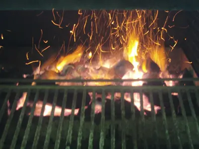 Barbacoa disponible para clientes en el hostal o pensión