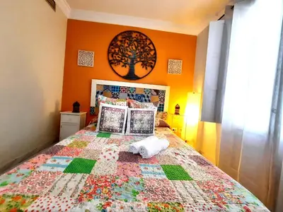 Cama o camas de una habitación en Budget and cute rooms with balcony Sevilla center