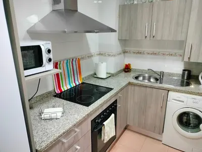 Una cocina o zona de cocina en Acogedor apartamento. Mezquita Wifi