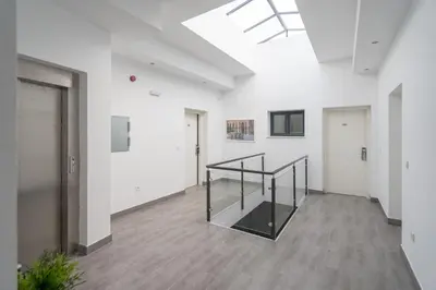 Una televisión o centro de entretenimiento en Apartamentos La Laguna