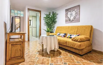Zona de estar de Beautiful Home In Periana With Kitchen