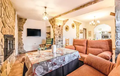 Una televisión o centro de entretenimiento en Beautiful Home In Periana With Kitchen