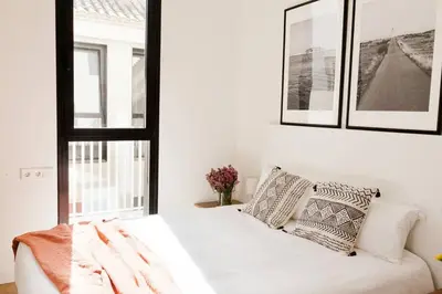 Cama o camas de una habitación en GoToSeville GERONA SUITES