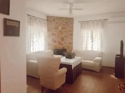 Una televisión o centro de entretenimiento en Casa con piscina de agua salada Villa Pepucho 1