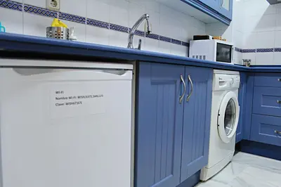 Una cocina o zona de cocina en WISH SUITE SAN LUIS DE SEVILLA