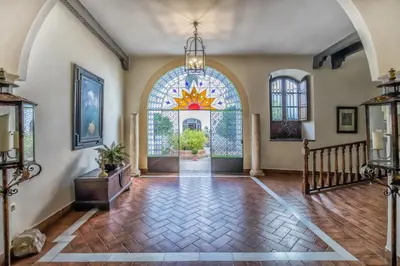 Una televisión o centro de entretenimiento en Palacio Marqués Vega Armijo & Casco Histórico