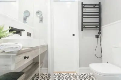 Un baño de Modern attractive- 2Bd 2Bth- centric